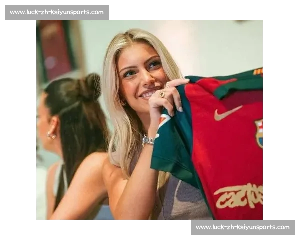 巴萨新星库巴西恋情曝光！携红发女友甜蜜度假机场秀恩爱