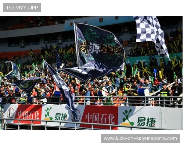 南京球迷 “人走场净” 赛场内外皆风景